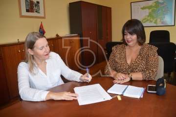Firma del convenio de cesión de una vivienda municipal a A tí mujer (Foto TA)